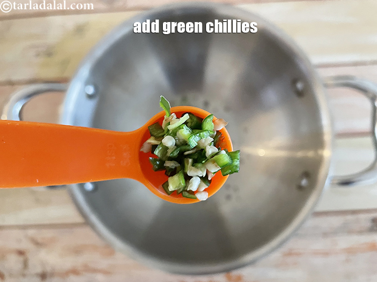 स्टेप 11 – १/२ टेबल-स्पून <a href=""https://www.tarladalal.com/glossary-chopped-green-chilli-hindi-820i"">बारिक कटी हुई हरी मिर्च</a> डालें।