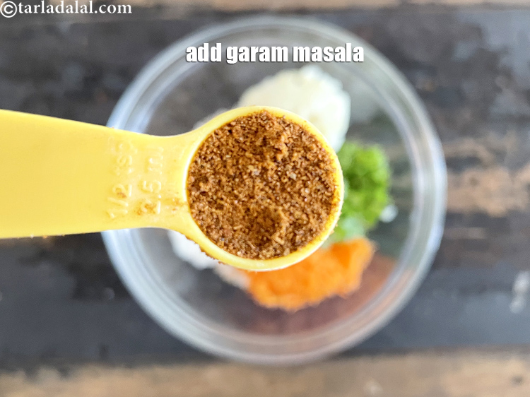 स्टेप 22 – १/२ टी-स्पून&nbsp;<a href=""https://www.tarladalal.com/glossary-garam-masala-hindi-296i"">गरम मसाला</a>&nbsp;डालें।
