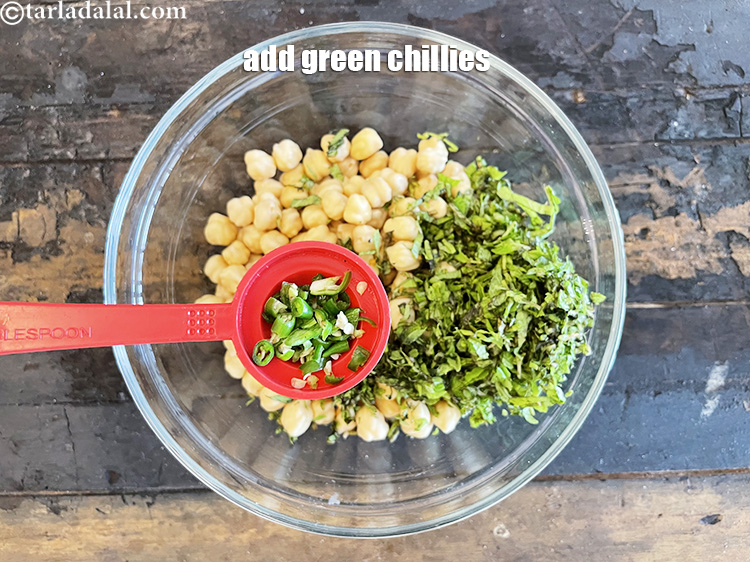 स्टेप 12 – २ टी-स्पून बारीक <a href=""https://www.tarladalal.com/glossary-chopped-green-chilli-hindi-820i"">कटी हुई हरी मिर्च</a> डालें।