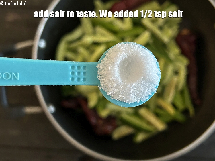 स्टेप 11 – स्वादानुसार नमक डालें। हमने १/२&nbsp;टी-स्पून नमक डाला है।