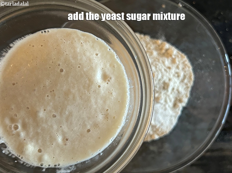 स्टेप 11 – खमीर-चीनी मिश्रण डालें।
