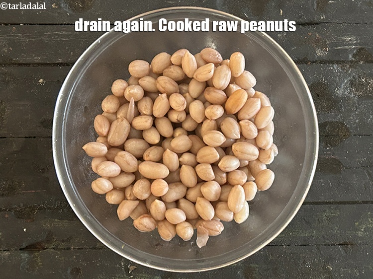 स्टेप 11 – फिर से छान लें। पकी हुई कच्ची मूंगफली।