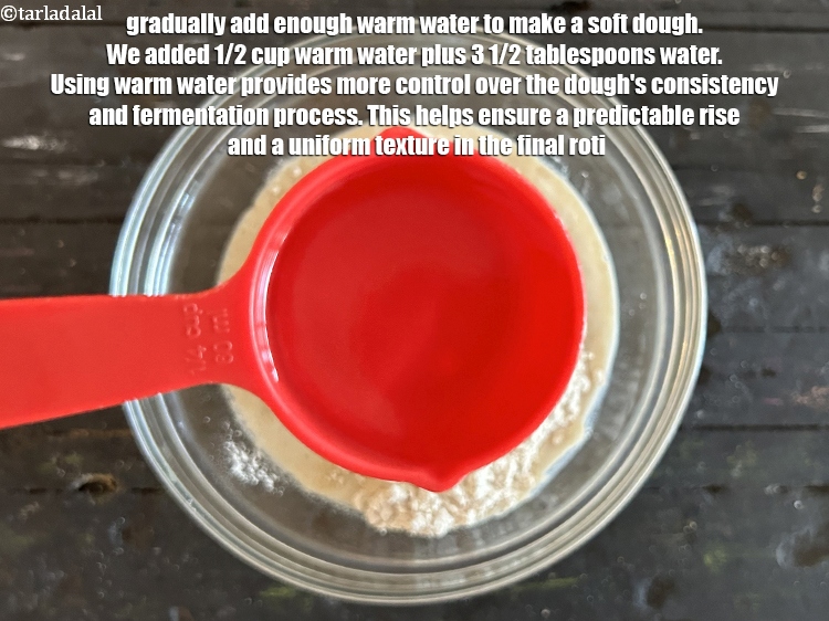 स्टेप 11 – धीरे-धीरे पर्याप्त मात्रा में गर्म पानी डालें ताकि नरम आटा …