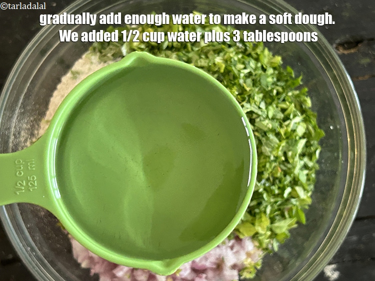स्टेप 11 – धीरे-धीरे इतना पानी डालें कि नरम आटा बन जाए। हमने …