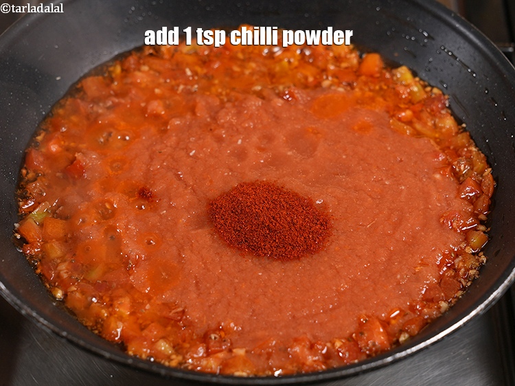 स्टेप 10 – लाल मिर्च पाउडर डालें।