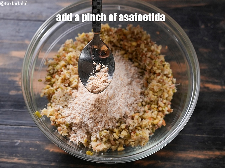 स्टेप 11 – एक चुटकी&nbsp;<a href=""https://www.tarladalal.com/glossary-asafoetida-hing-hindi-113i"">हींग</a>&nbsp;डालें।