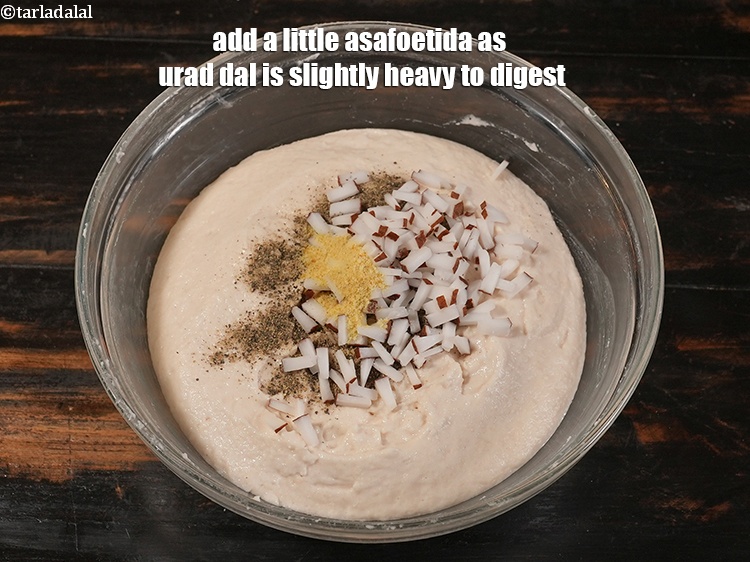 स्टेप 10 – थोड़ी सी हींग डालें क्योंकि उड़द की दाल पचाने में …