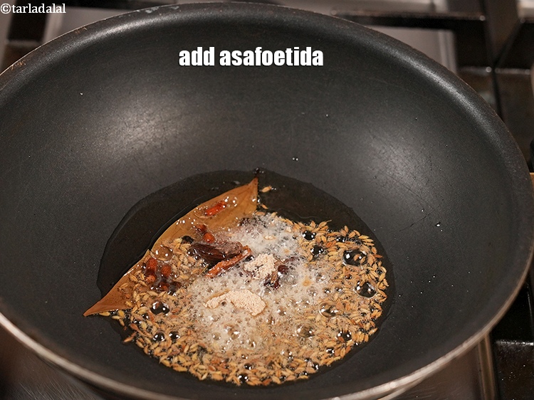 स्टेप 11 – १/४ टी-स्पून&nbsp;<a href=""https://www.tarladalal.com/glossary-asafoetida-hing-hindi-113i"">हींग</a>&nbsp;डालें ।