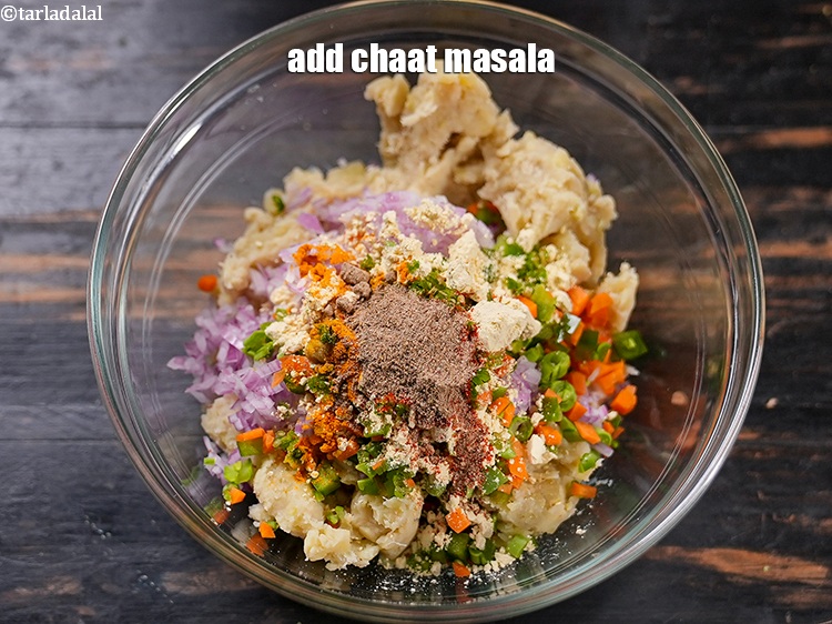 स्टेप 11 – १/२ टी-स्पून&nbsp;<a href=""https://www.tarladalal.com/glossary-chaat-masala-hindi-300i"">चाट मसाला</a>&nbsp;डालें।&nbsp;&nbsp;