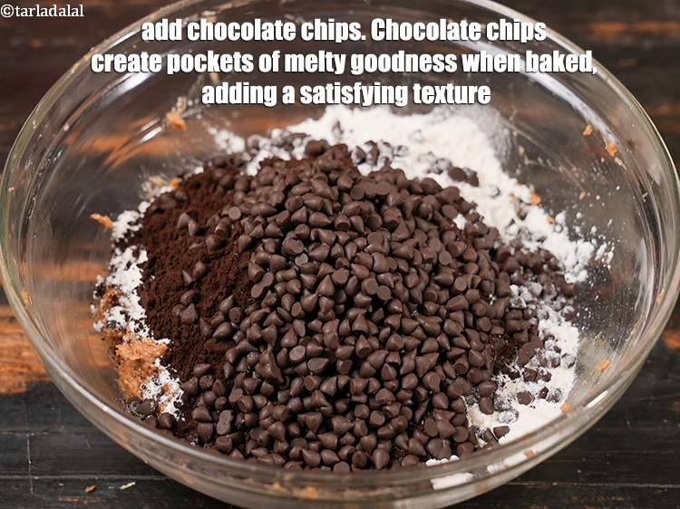 स्टेप 11 – १/२ कप&nbsp;<a href=""https://www.tarladalal.com/glossary-chocolate-chips-hindi-325i"">चॉकलेट चिप्स</a>&nbsp;&nbsp;डालें । बेक करने पर चॉकलेट चिप्स …