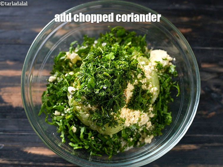 स्टेप 11 – १/४ कप&nbsp;<a href=""https://www.tarladalal.com/glossary-chopped-coriander-hindi-783i"">कटा हरा धनिया</a>&nbsp;डालें।