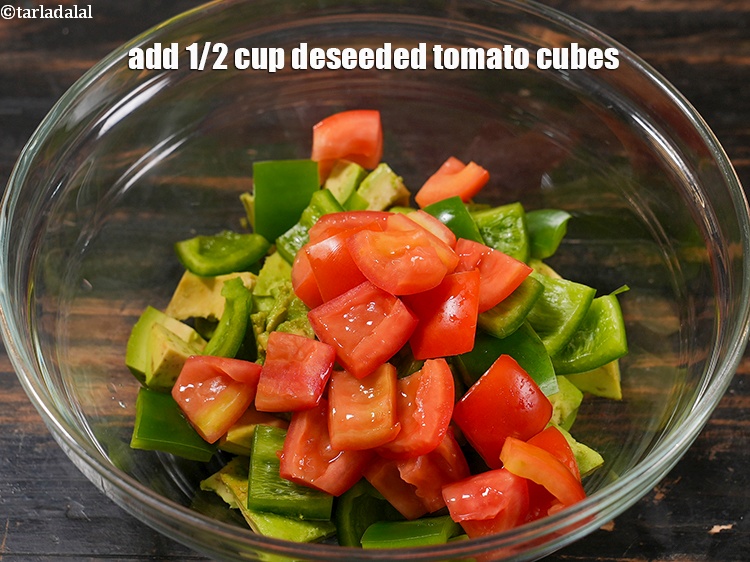 स्टेप 15 – 1/2 कप टमाटर के टुकड़े डालें।&nbsp;हमने बीज निकाले हुए टमाटर …