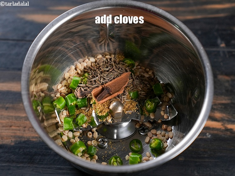 स्टेप 12 – २&nbsp;<a href=""https://www.tarladalal.com/glossary-cloves-laung-lavang-hindi-322i"">लौंग</a>&nbsp;डालें&nbsp;।