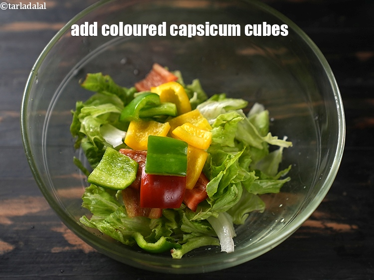 स्टेप 11 – १/४ कप&nbsp;<a href=""https://www.tarladalal.com/glossary-coloured-capsicum-cubes-hindi-2799i"">रंगीन शिमला मिर्च के टुकड़े</a>&nbsp;डालें ।