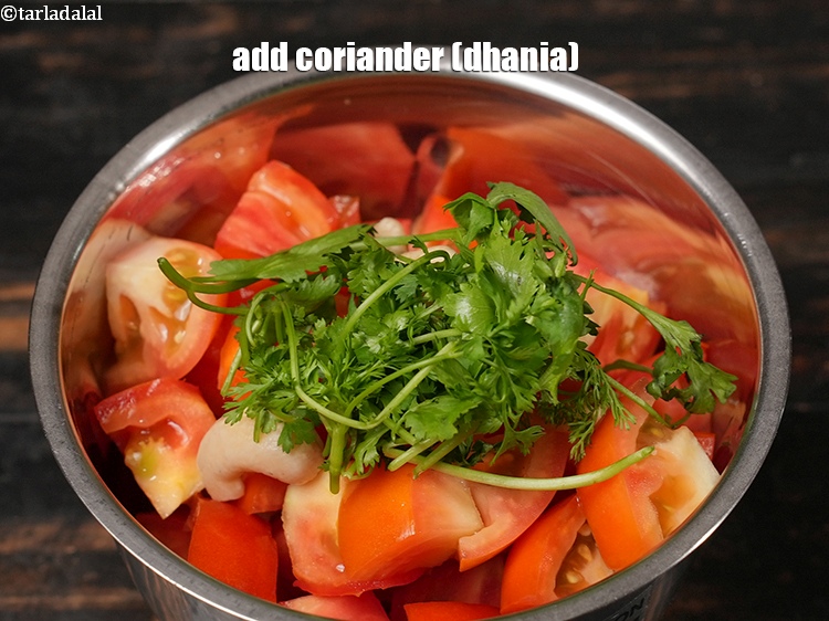 स्टेप 11 – २ टेबल-स्पून&nbsp;<a href=""https://www.tarladalal.com/glossary-coriander-dhania-kothmir-hindi-369i"">धनिया</a>&nbsp;डालें।&nbsp;&nbsp;