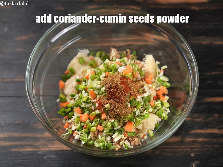 स्टेप 11 – १/२ टेबल-स्पून&nbsp;<a href=""https://www.tarladalal.com/glossary-coriander-cumin-seeds-powder-dhania-jeera-powder-hindi-375i"">धनिया-जीरा पाउडर</a>&nbsp;डालें ।