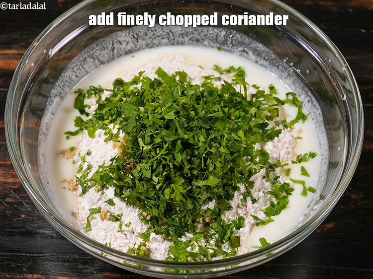 स्टेप 10 – बारीक कटा हरा धनिया डालें। कसा हुआ नारियल, कटे हुए …