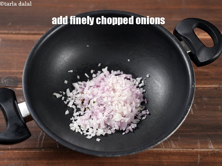 स्टेप 16 – १/२ कप&nbsp;बारीक&nbsp;<a href=""https://www.tarladalal.com/glossary-chopped-onions-hindi-722i"">कटा हुआ प्याज</a>&nbsp;<span style=""font-size:11.0pt""><span style=""background-color:white""><span style=""font-family:&quot;Nirmala UI&quot;,sans-serif""><span style=""color:black"">डालें।</span></span></span></span>