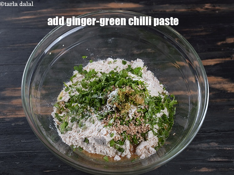 स्टेप 15 – १ टी-स्पून&nbsp;<a href=""https://www.tarladalal.com/glossary-ginger-green-chilli-paste-adrak-mirch-ki-paste-adrak-mirchi-paste-hindi-139i"">अदरक-हरी मिर्च का पेस्ट</a>&nbsp;डालें।
