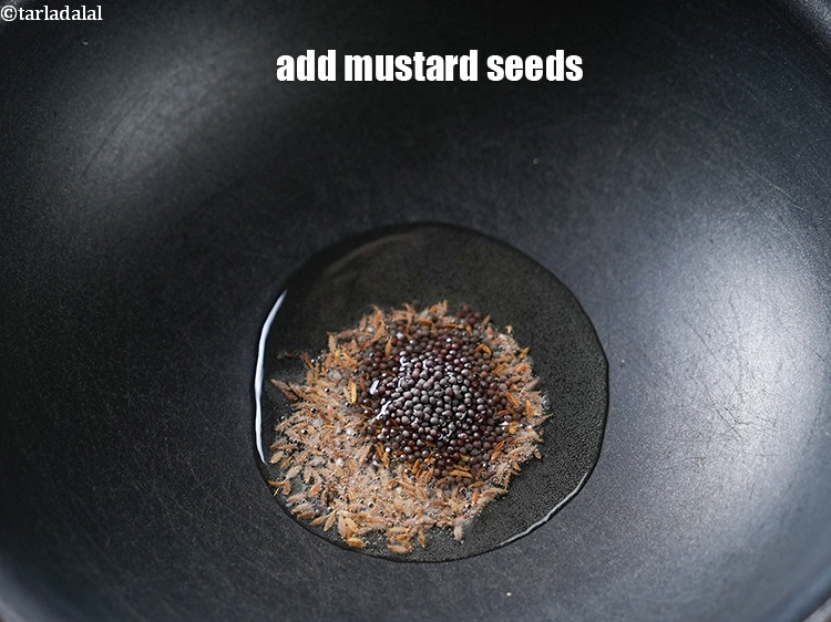 स्टेप 11 – १ टी-स्पून&nbsp;<a href=""https://www.tarladalal.com/glossary-mustard-seeds-sarson-rai-sarson-ke-beej-hindi-525i"" target=""_blank"">सरसों (राई)</a>&nbsp;डालें।