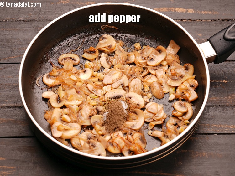 स्टेप 11 – स्वादानुसार काली मिर्च डालें.
