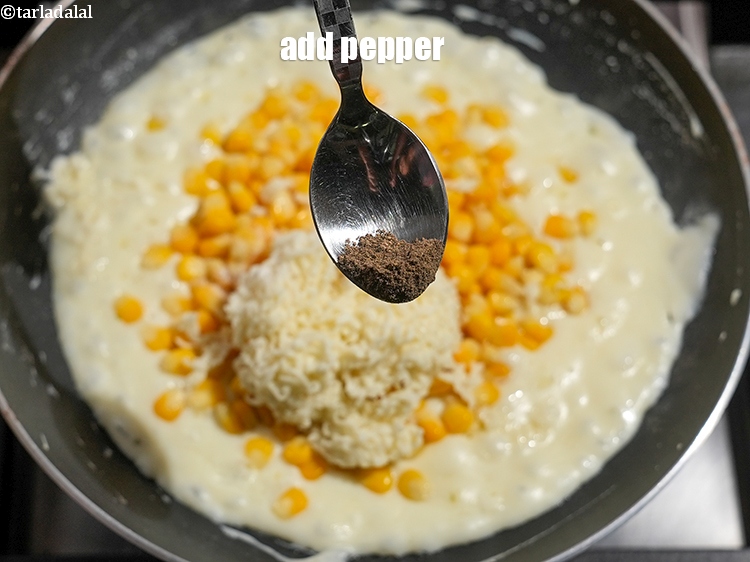 स्टेप 17 – स्वादानुसार काली मिर्च डालें।