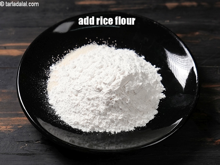 स्टेप 11 – १/४ कप&nbsp;<a href=""https://www.tarladalal.com/glossary-rice-flour-chawal-ka-atta-hindi-534i"">चावल का आटा</a>&nbsp;डालें।