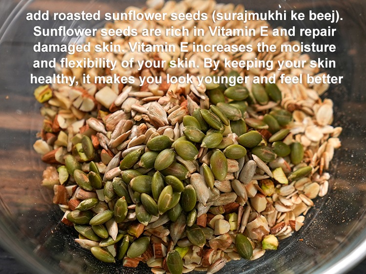 स्टेप 11 – १ टेबल-स्पून&nbsp;<a href=""https://www.tarladalal.com/glossary-roasted-sunflower-seeds-hindi-2535i"">भुने हुए सूरजमुखी के बीज</a>&nbsp;डालें।&nbsp;सूरजमुखी के बीज विटामिन …