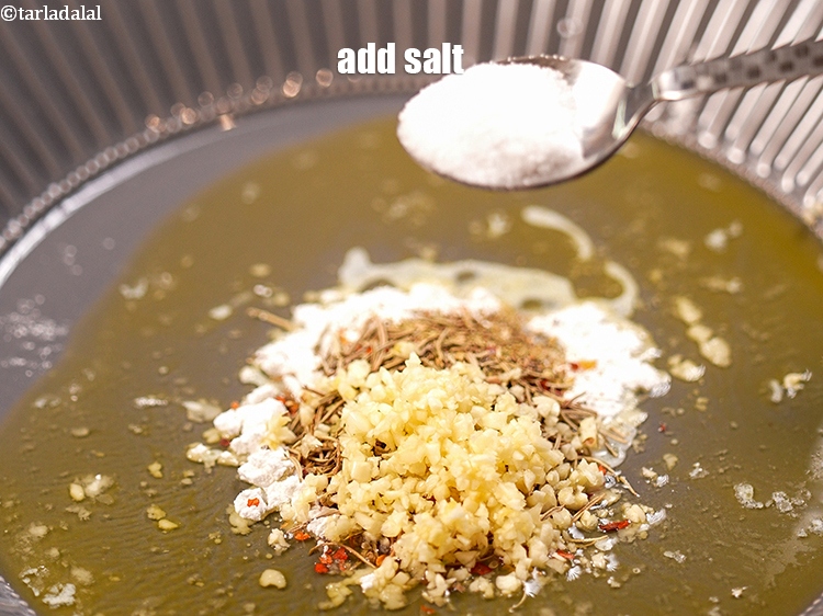 स्टेप 11 – २ टी-स्पून&nbsp;बारीक&nbsp;<a href=""https://www.tarladalal.com/glossary-chopped-garlic-hindi-790i"">कटा हुआ लहसुन</a>&nbsp;डालें । लहसुन के विशिष्ट तीखे, …