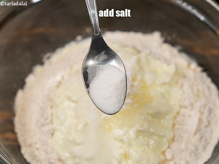 स्टेप 11 – <a href=""https://www.tarladalal.com/glossary-salt-namak-table-salt-hindi-418i"">नमक</a>&nbsp;स्वादानुसार&nbsp;डालें&nbsp;।