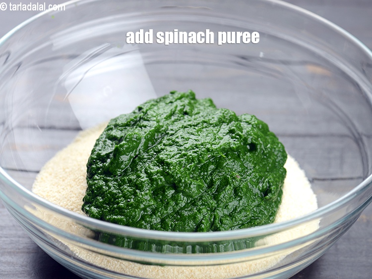स्टेप 12 – १ कप&nbsp;<a href=""https://www.tarladalal.com/glossary-spinach-puree-palak-ki-puree-hindi-256i"">पालक की प्यूरी</a>&nbsp;डालें।