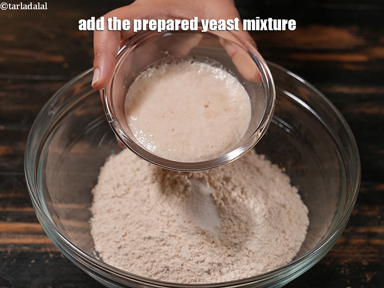 स्टेप 11 – तैयार खमीर मिश्रण डालें।