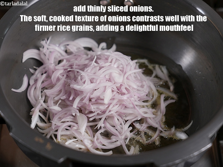 स्टेप 11 – <p>1 कप&nbsp;बारीक&nbsp;<a href="">कटा हुआ प्याज</a>&nbsp;डालें । प्याज की नरम, पकी …