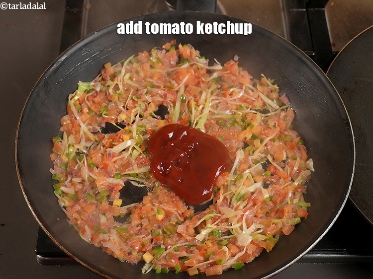 स्टेप 16 – एक चटपटे स्वाद के लिए टमाटर केचप डालें।