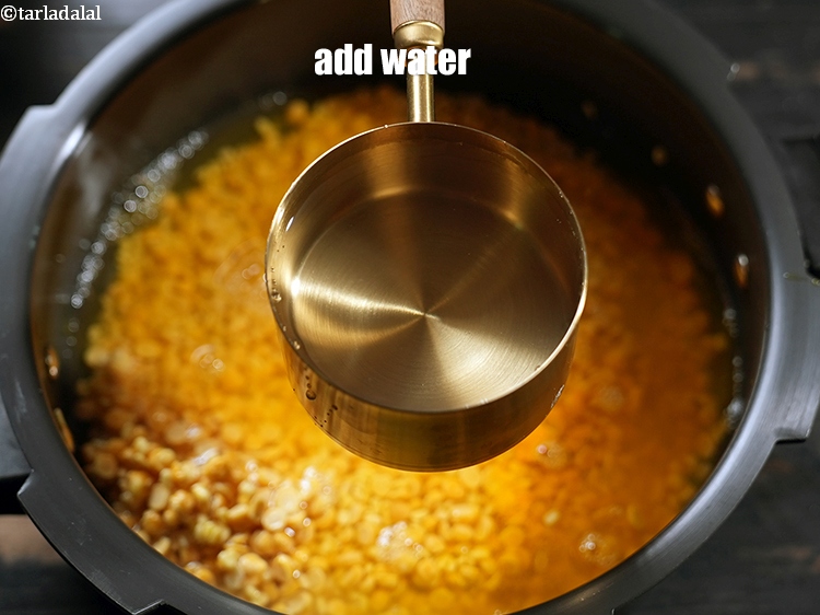 स्टेप 11 – 3&frac12;&nbsp;कप पानी डालें।