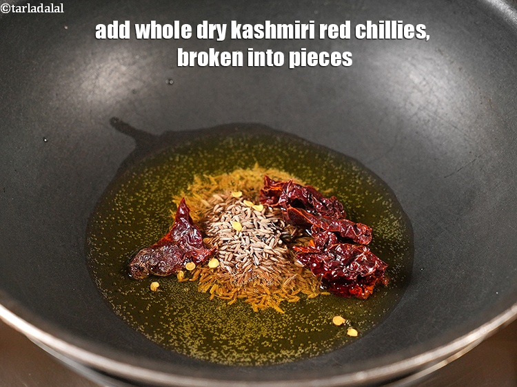 स्टेप 11 – टुकड़ों में तोड़ी हुई&nbsp;२ टी-स्पून&nbsp;<a href=""https://www.tarladalal.com/glossary-whole-dry-kashmiri-red-chillies-kashmiri-mirch-kashmiri-lal-mirch-hindi-332i"">साबुत सूखी कश्मीरी लाल मिर्च</a>&nbsp;डालें …