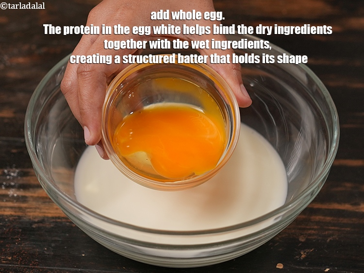 स्टेप 11 – १&nbsp; पूरा&nbsp;<a href=""https://www.tarladalal.com/glossary-eggs-anda-baida-hindi-398i"">अंडा</a>&nbsp;डालें । अंडे के सफेद भाग में मौजूद …