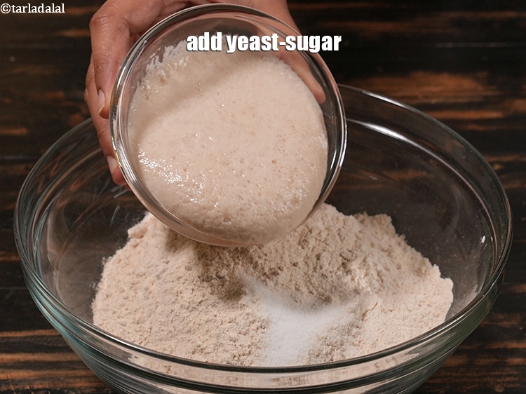 स्टेप 10 – खमीर-चीनी का मिश्रण&nbsp;डालें।