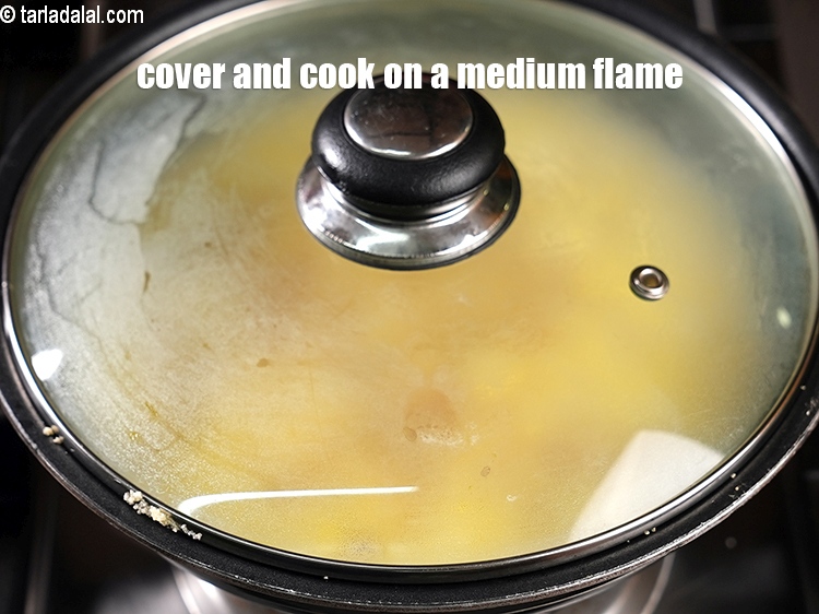 स्टेप 11 – ढक्कन से ढकें और बीच-बीच में हिलाते हुए मध्यम आंच …