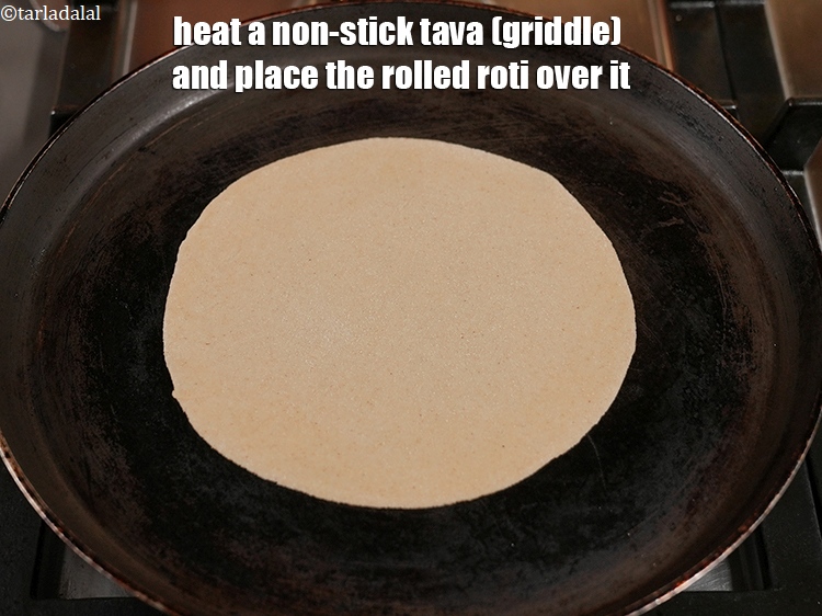 स्टेप 11 – एक नॉन-स्टिक तवा गरम करें और उस पर बेली हुई …