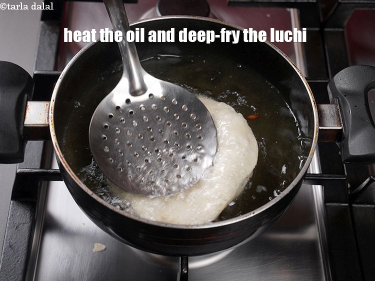 स्टेप 11 – एक गहरी नॉन-स्टिक कढ़ाई में तेल गरम करें और लूची …