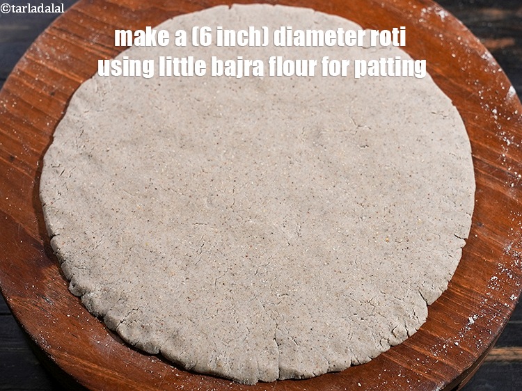 स्टेप 11 – थपथपाने के लिए थोड़े से बाजरे के आटे का प्रयोग …