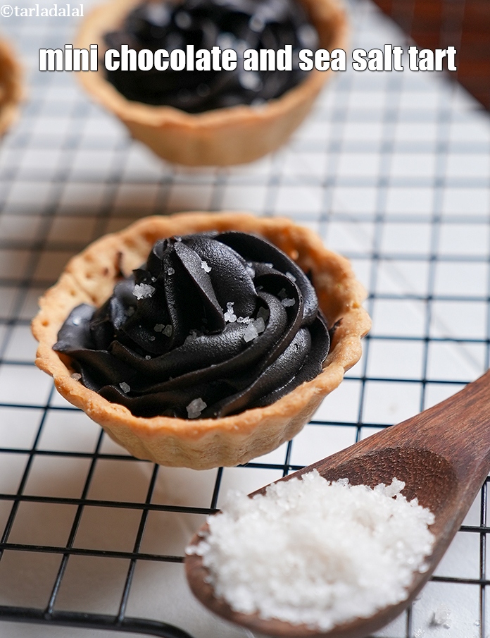 स्टेप 19 – आप चॉकलेट टार्ट का वैसे ही आनंद ले सकते हैं …