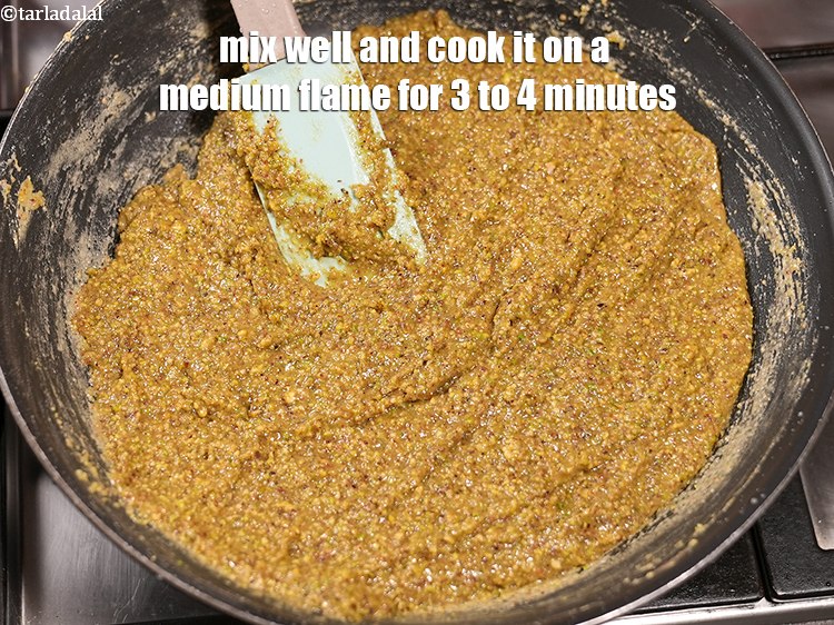स्टेप 11 – अच्छी तरह मिलाएं और मध्यम आंच पर लगातार हिलाते हुए …
