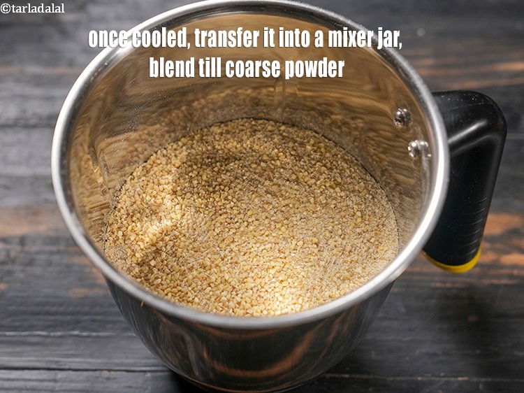 स्टेप 11 – ठंडा होने पर इसे मिक्सर जार में डालें, गाढ़ा पाउडर …