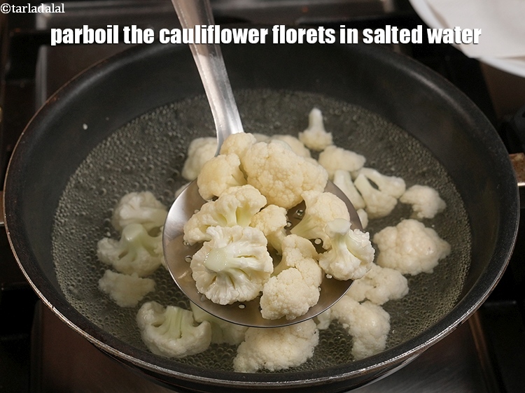 स्टेप 10 – नमकीन पानी में फूलगोभी के फूलों को पारबोइल करें। पारबोइल …