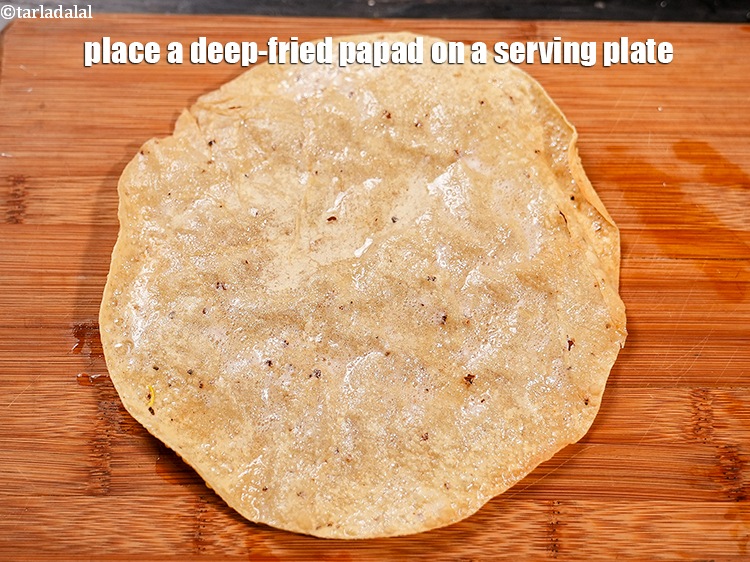 स्टेप 11 – एक गहरे तले हुए पापड़ को परोसने वाली प्लेट पर …
