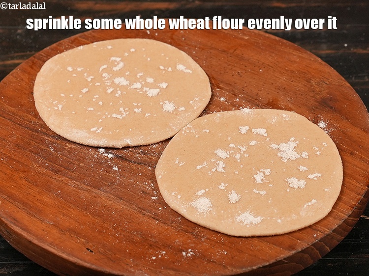स्टेप 12 – इसके ऊपर समान रूप से थोड़ा गेहूं का आटा छिड़कें।