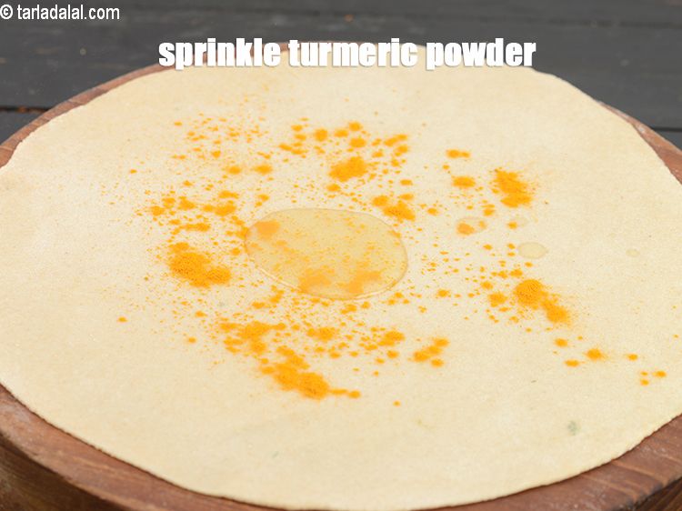 Step 11 – Sprinkle little <a href="https://www.tarladalal.com/glossary-turmeric-powder-haldi-645i">turmeric powder (haldi)</a>&nbsp;.