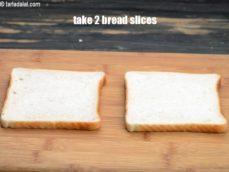 स्टेप 11 – पनीर शिमला मिर्च टोस्ट बनाने के लिए,&nbsp;&nbsp;एक साफ, सूखी सतह …